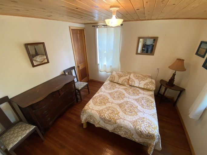 Bedroom 2, Lincolnwood Cabin 6, Washburn