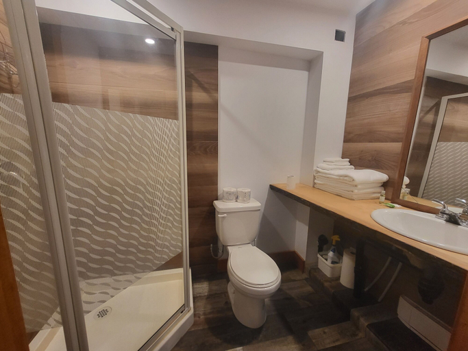 Bathroom 3, Crabbe Mountain Inn, York