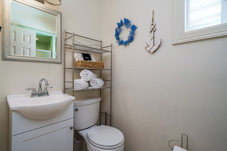 Bathroom 4, Crab House, Aransas