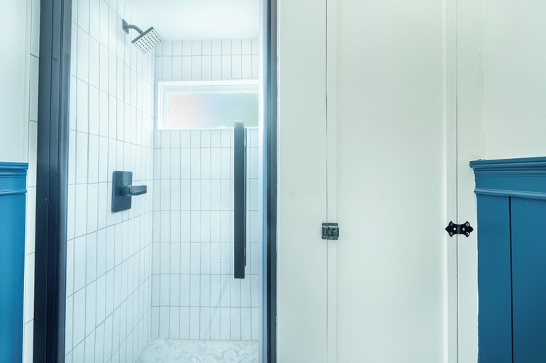 Bathroom 3, Marina Bay Cottages, New London