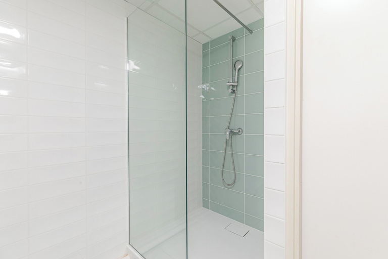 Bathroom 4, Appart'City Classic Bordeaux Centre, Gironde
