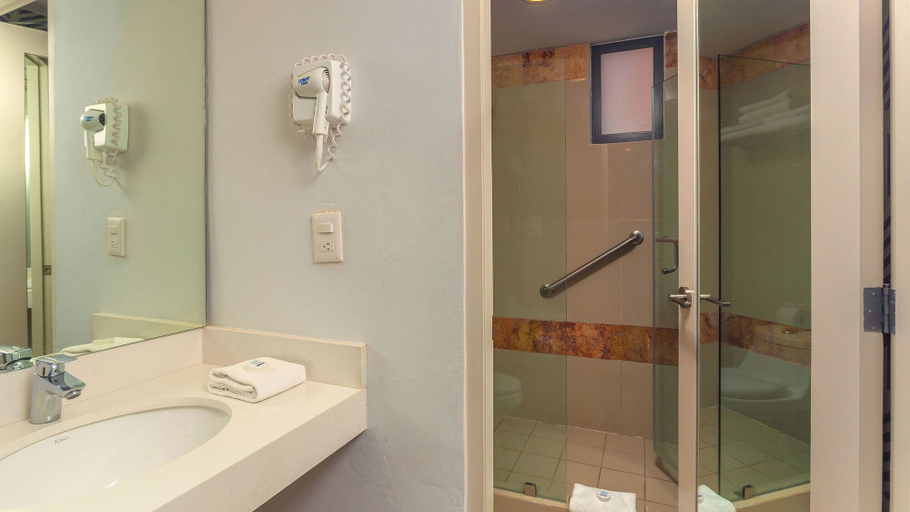Bathroom 3, Luna Palace Hotel and Suites, Mazatlán