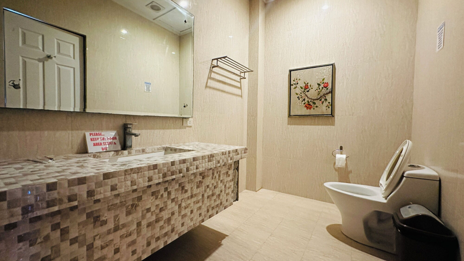 Bathroom 4, Tugsaw Resort, El Salvador City