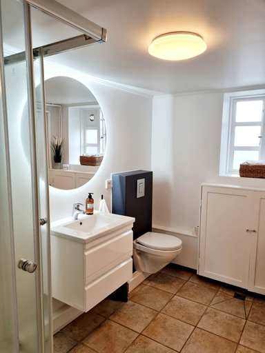 Bathroom 2, Grettir Guesthouse, Reykjavík