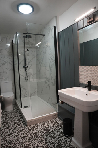 Bathroom 4, The Chequers, Kent