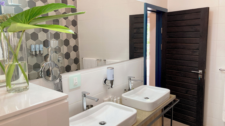 Bathroom 3, Mister C Guest House, Bojanala