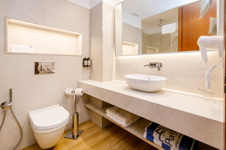 Bathroom 5, PortBlue Club Pollentia Resort, Baleares