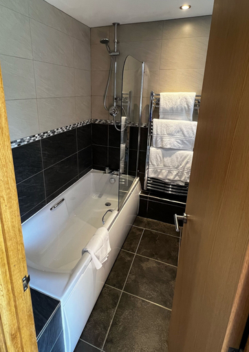 Bathroom 4, The Carrington Arms, Milton Keynes