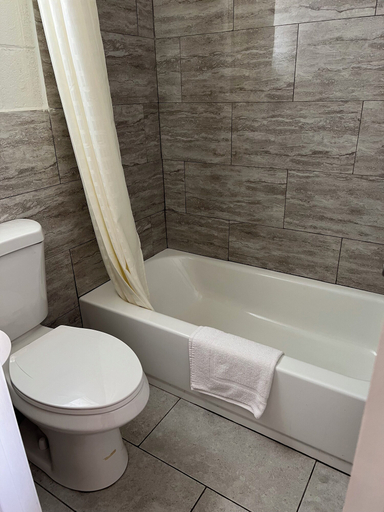 Bathroom 3, Ballinger Inn, Runnels