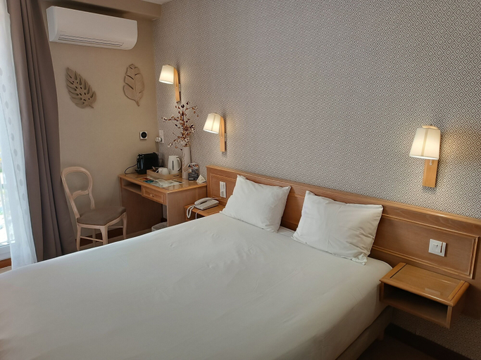 Bedroom 5, Hotel Des Deux Moulins, Haute-Vienne