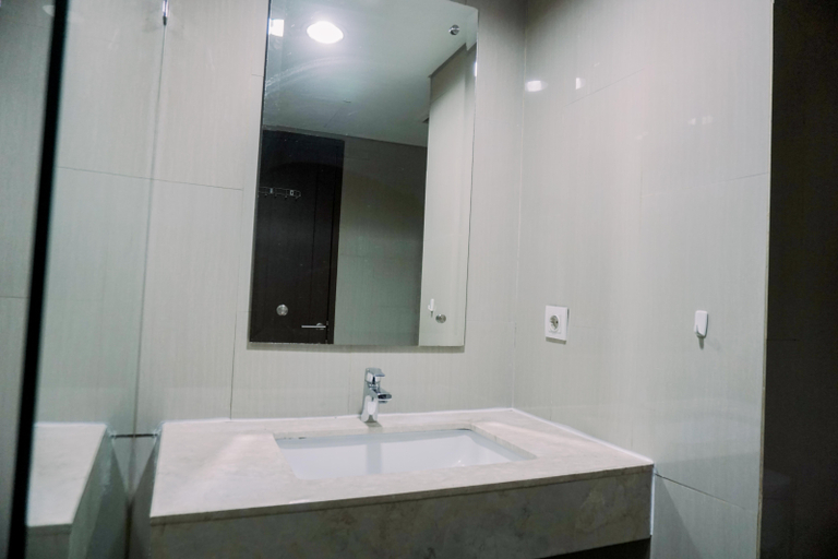 Bathroom 5, Cozy Living Studio Room Apartment at H Residence By Travelio, Jakarta Timur