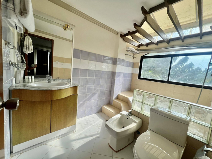 Bathroom 2, My Little Island Hotel, Poro