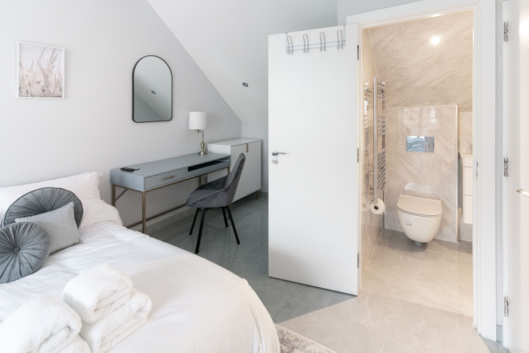 Others 5, Luxury 5BD Guesthouse, London