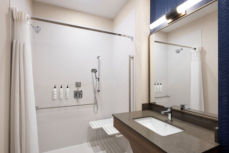 Bathroom 4, Fairfield Inn & Suites by Marriott West Kelowna, Central Okanagan