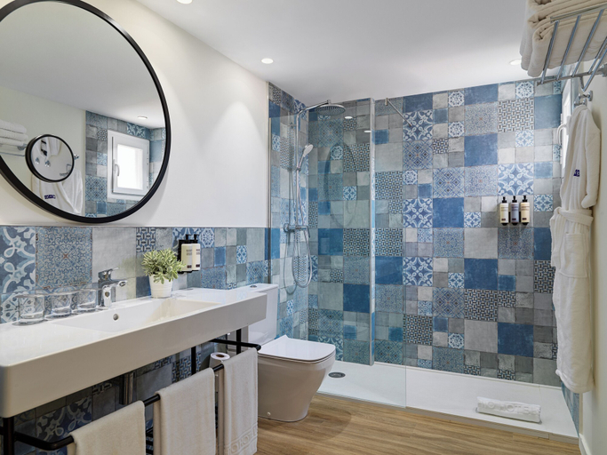 Bathroom 5, H10 Casa del Mar, Baleares