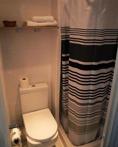 Bathroom 2, The Thanet Hotel, London