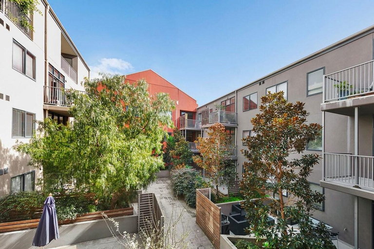 A Spacious 2BR Apt with a Courtyard & FREE Parking, Yarra - North