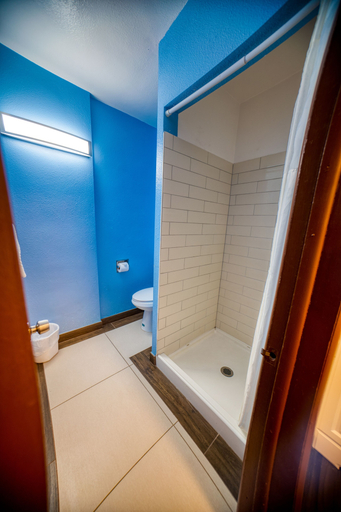 Bathroom 5, Budget Inn Motel, Wasco