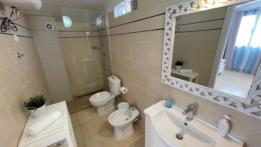 Bathroom 4, Branco Suites