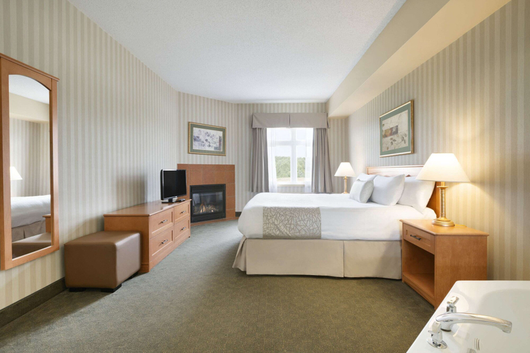 Bedroom 2, Days Inn by Wyndham Orillia, Simcoe