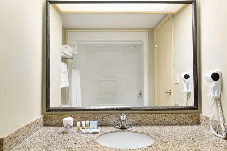 Bathroom 3, Days Inn by Wyndham Orillia, Simcoe
