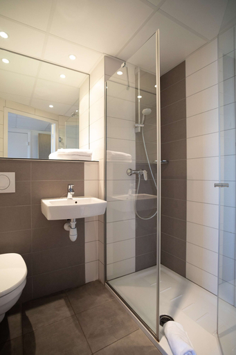 Bathroom 5, The Originals ACCESS Tendance Hôtel, Loire
