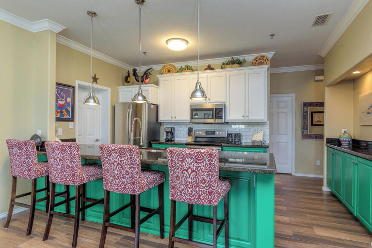 Food & Drinks 5, Courtyard Condo With Pool Only 1/4 Block to Beach!, Cameron