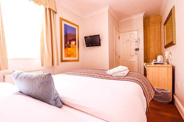 Bedroom 3, The Fairway Hotel, London