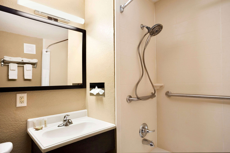 Bathroom 4, Super 8 by Wyndham Joplin, Newton