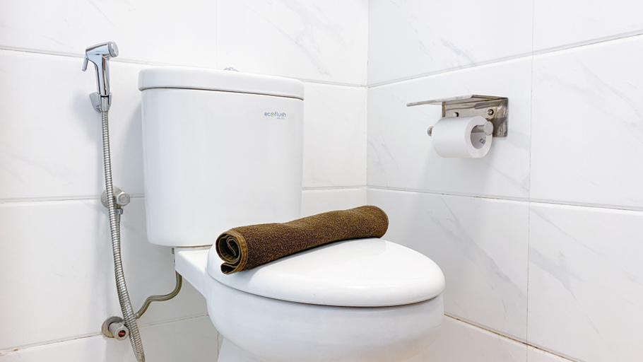 Bathroom 5, Best Choice and Nice Studio at Sky House BSD Apartment By Travelio, South Tangerang