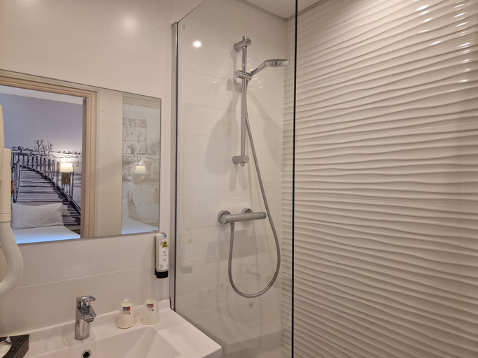 Bathroom 5, Logis hôtel Les Vignes Blanches, Gard