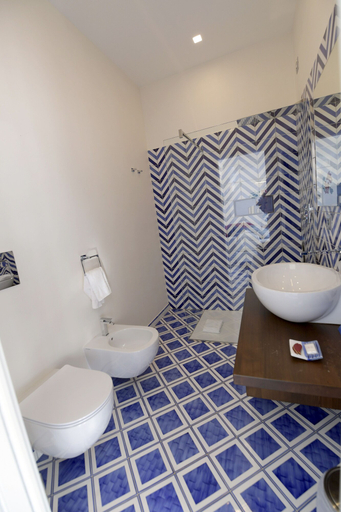 Bathroom 4, Palazzo San Giovanni, Salerno