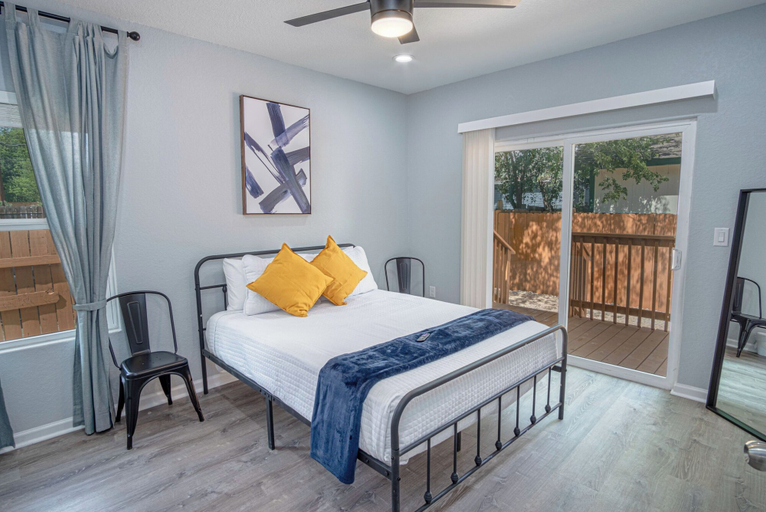 Bedroom 2, Newly Remodeled 4BR 2BA Near Amazing Downtown, Bexar