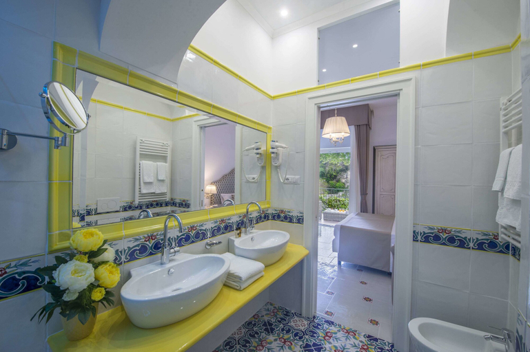 Bathroom 4, Hotel Pellegrino, Salerno