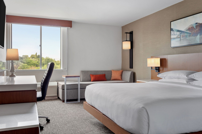 Bedroom 3, Delta Hotels Allentown Lehigh Valley, Lehigh