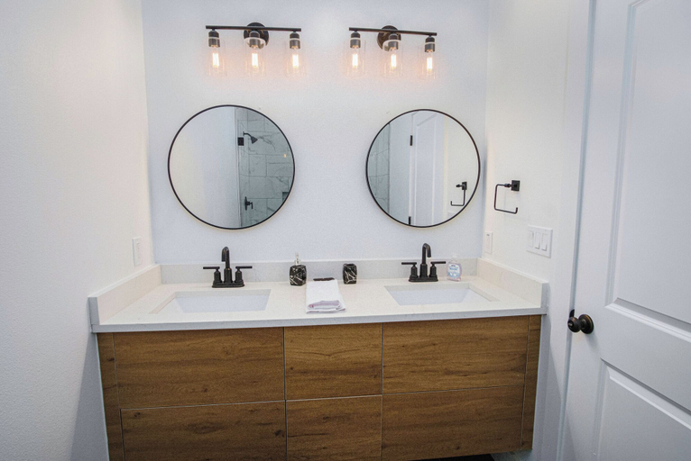 Bathroom 3, Amazing 3BR 2BA Only 5 Mins From Downtown, Bexar