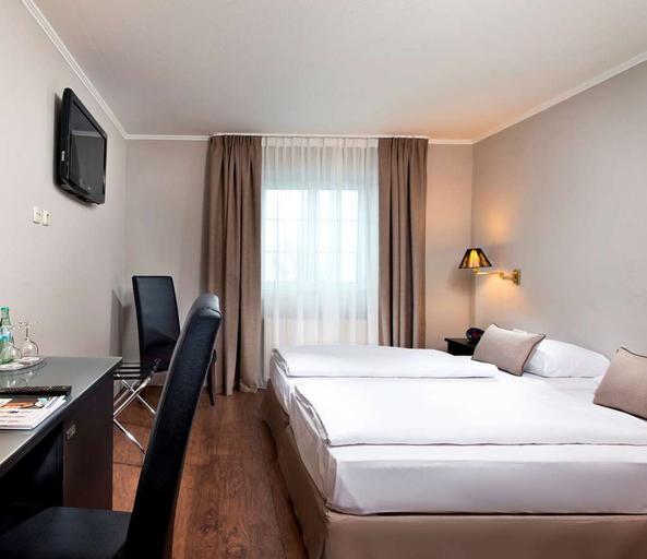 Bedroom 2, Hotel Muenchen Nord, Freising