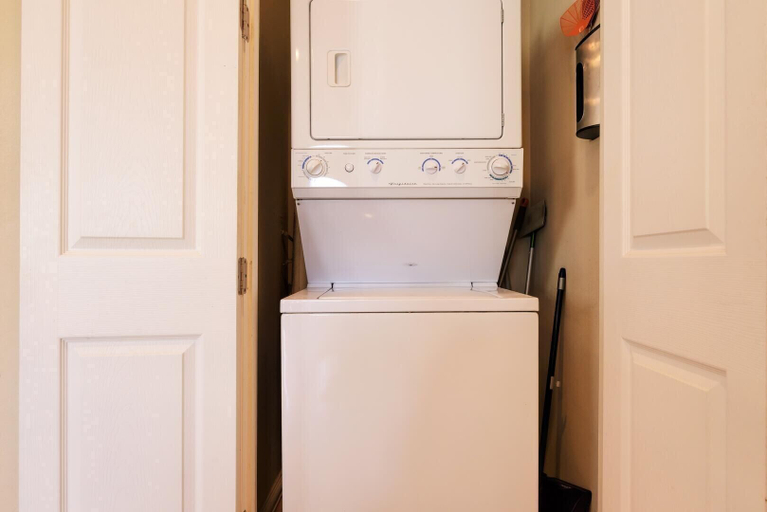 Others 5, Sleeps 6 in a 4plex w Pool, Only a Block to Beach, Cameron