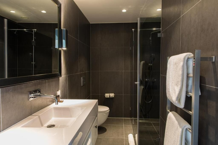Bathroom 5, B-aparthotel Kennedy, The Hague