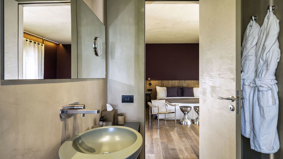 Bathroom 5, Donna Carmela, Catania