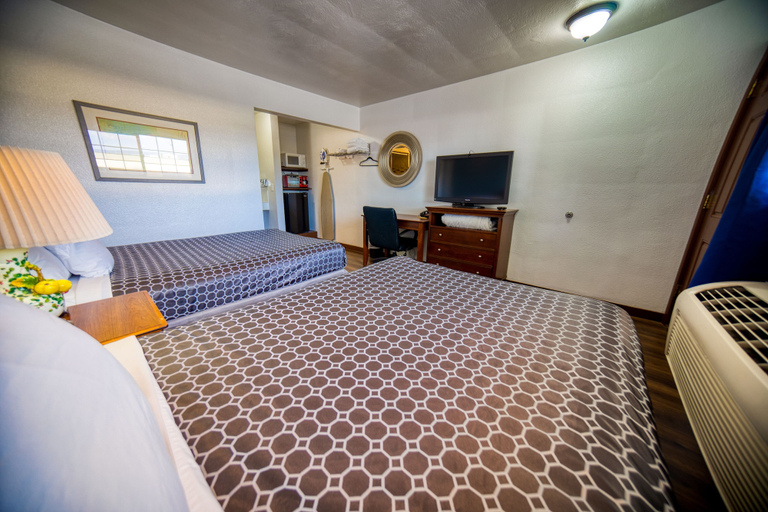 Bedroom 4, Budget Inn Motel, Wasco