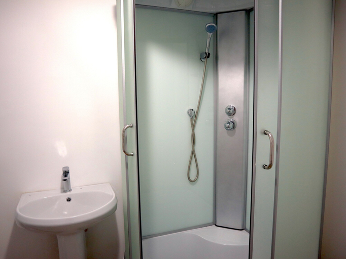 Bathroom 3, ESENIN 1 Hostel & Bar, Ak-Suu