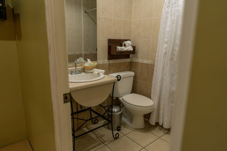 Bathroom 5, Hotel Casona del Lago, Flores