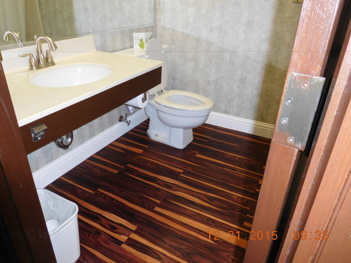 Bathroom 4, University Square Hotel, Fresno