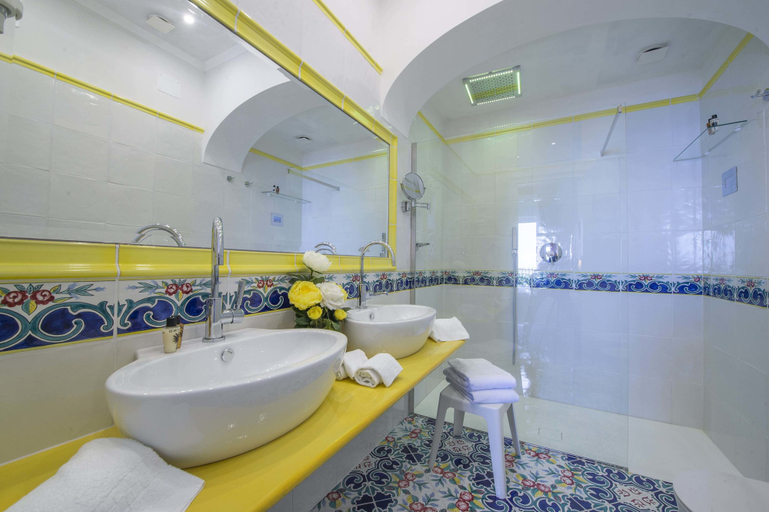 Bathroom 4, Hotel Pellegrino, Salerno