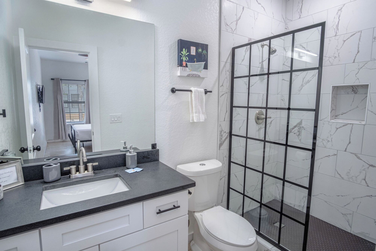 Bathroom 4, Experience Modern Luxury! 3br/2.5ba Home Near DT, Bexar