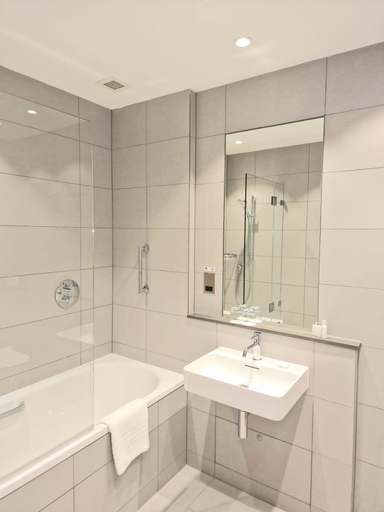 Bathroom 4, Astor Court Hotel, London