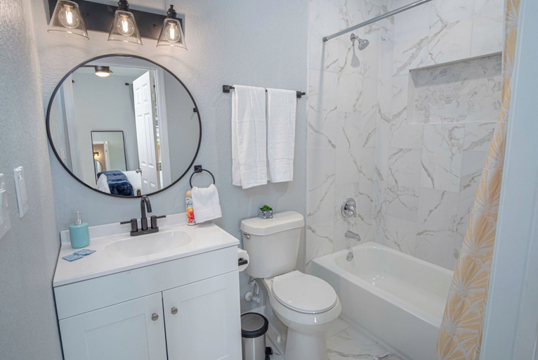 Bathroom 3, Delightfully Renovated 4 Br/2 BA Near DT Riverwalk, Bexar