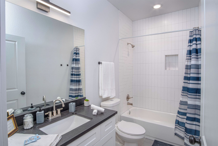 Bathroom 3, Cutting-edge Elegant 3BR 2.5ba Home Near Downtown!, Bexar