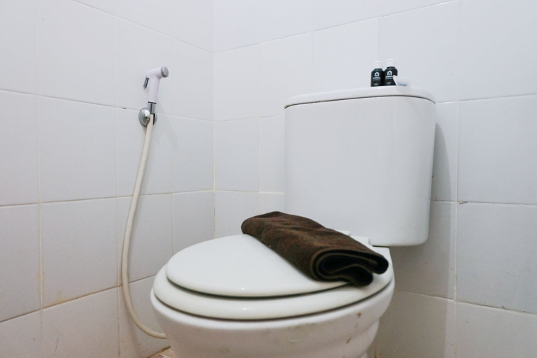 Bathroom 3, Homey And Cozy Studio Room At Suites @Metro Apartment, Bandung
